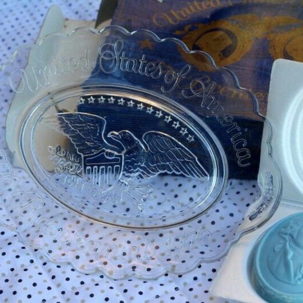 Avon USA 1776 Bicentennial plate & soap set